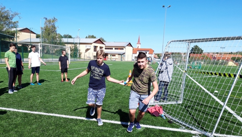 Žáci si předávají štafetu u fotbalové branky