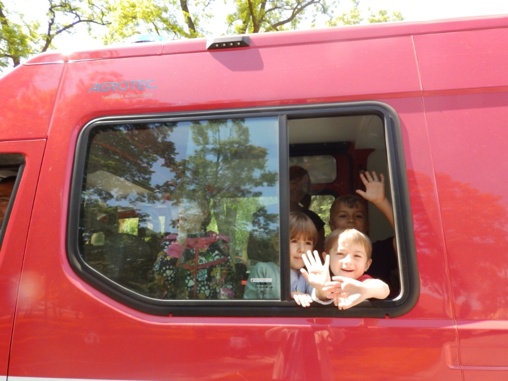 Mávání dětí z hasičského auta