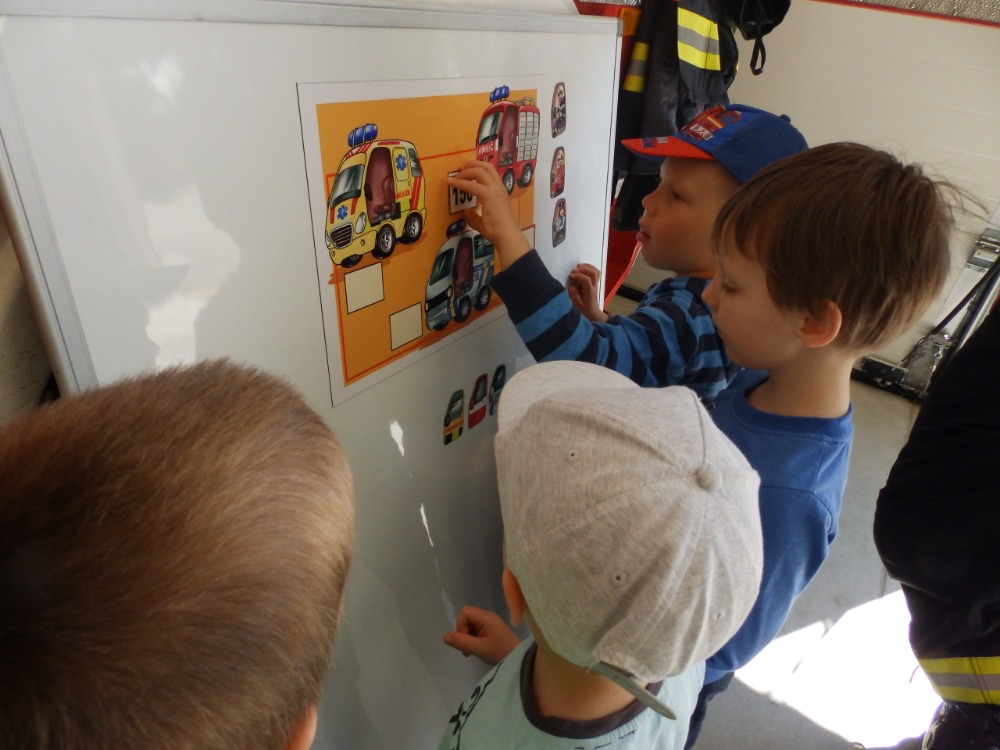 Děti přiřazují telefonní čísla první pomoci k obrázkům aut