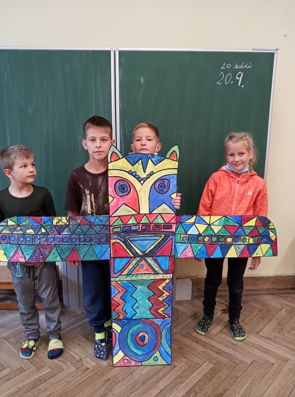 Žáci ve ŠD s vlastním vyrobeným totemem