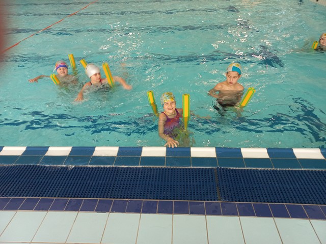 Děti se učí plavat
