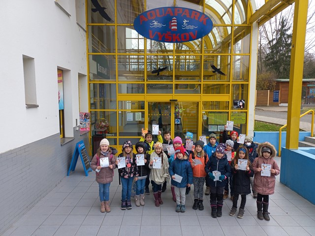 Děti před budovou aquaparku