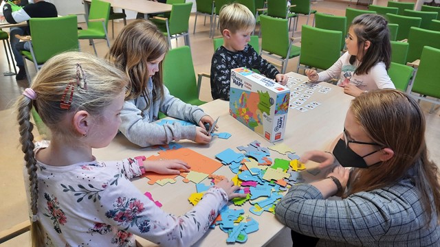 Děti stavají puzzle