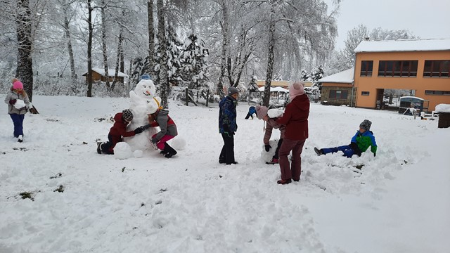 Děti se hrají ve sněhu