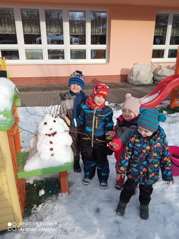 Děti se sněhulákem