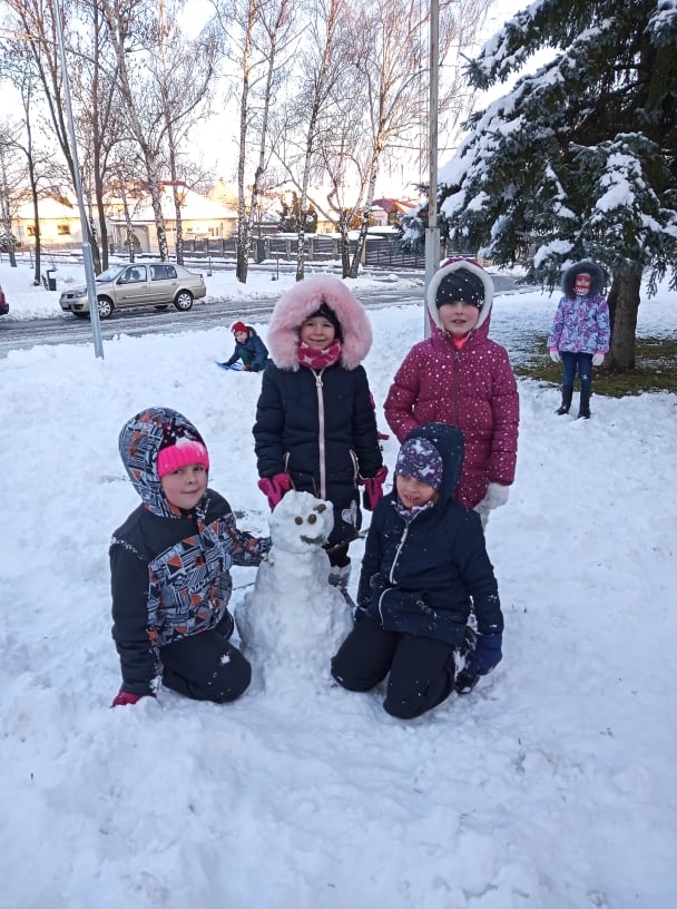 Děti ve ŠD staví sněhuláka 2