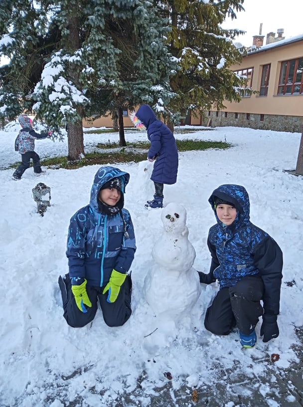 Děti ve ŠD staví sněhuláka 3