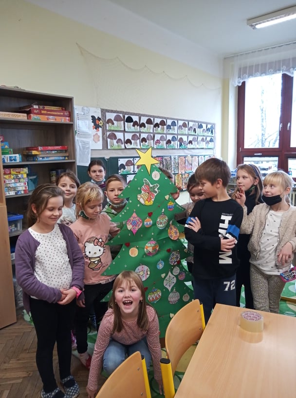 Děti ve ŠD u vánočního stromečku