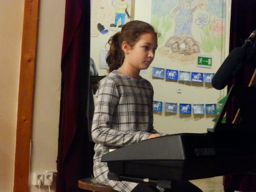 Dítě hrajíci na piáno