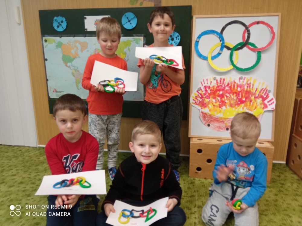Chlapci modelují olympijské kruhy