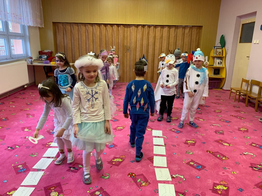 Děti v kostýmech soutěží