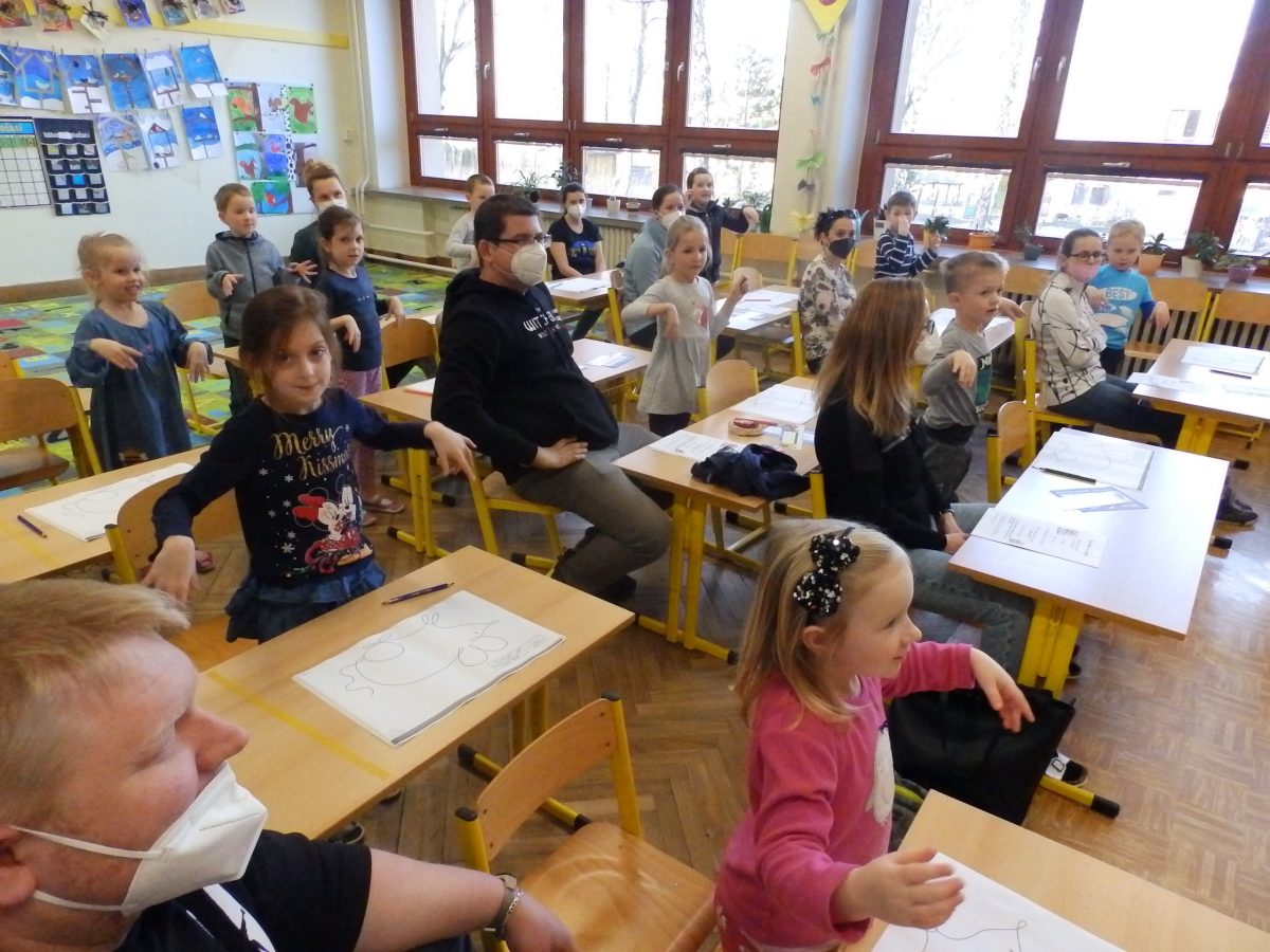 Děti z MŠ Lovčičky stojí ve tříde