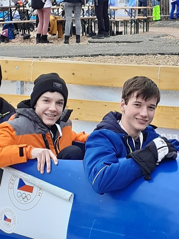 Žáci 9. tříd sedí na bobech počas olympijského festivalu v Brně