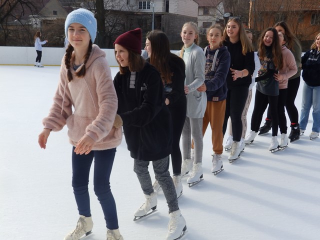 Dívky 7.A třídy dělají vláček na ledě