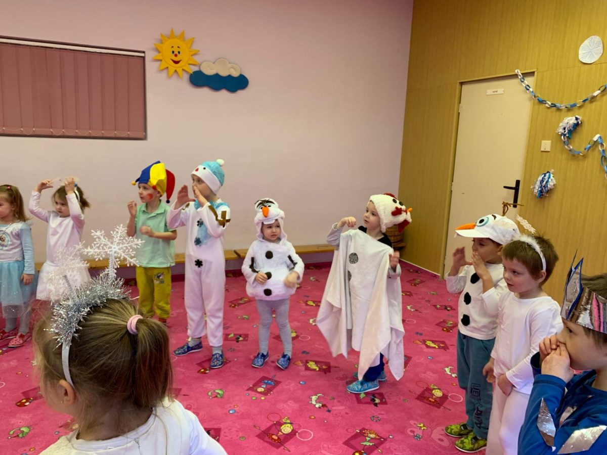 Děti v kostýmech tancují
