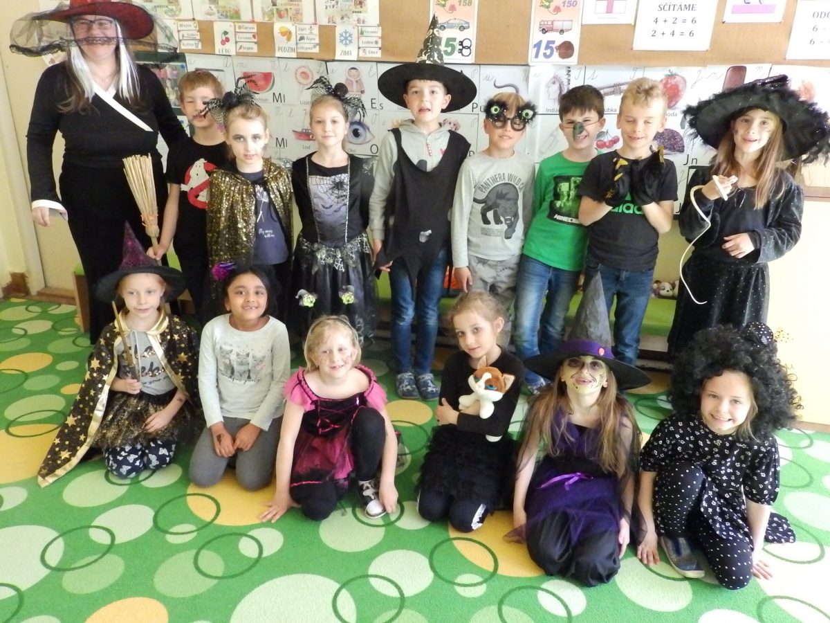 Deti v kostýmech se fotí při příležitosti dne čarodejnic v 1. třídě
