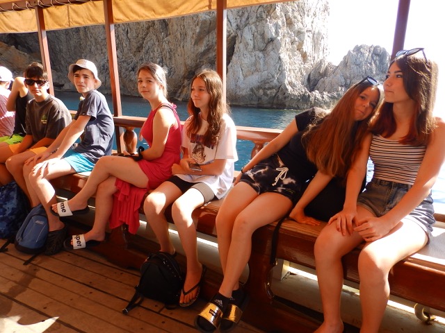 Naši žáci na pirátské lodi v místní laguně