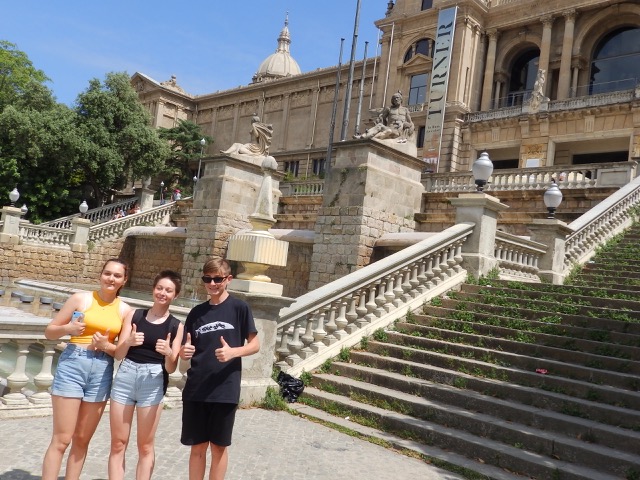Naši žáci před národním katalánským muzeem
