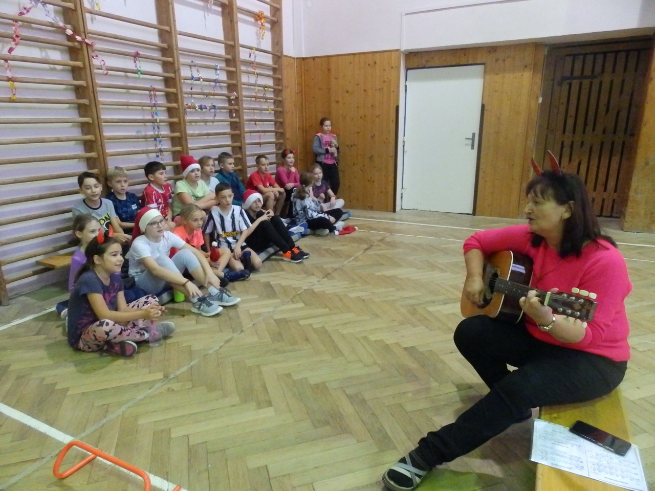 Čert a Mikuláš_zpěv dětí s kytarou a paní učitelkou Vojáčkovou Lenkou