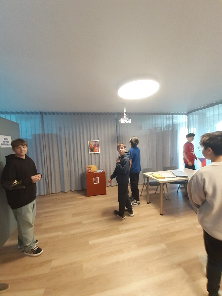 02 žáci si prohlížejí volební místnost