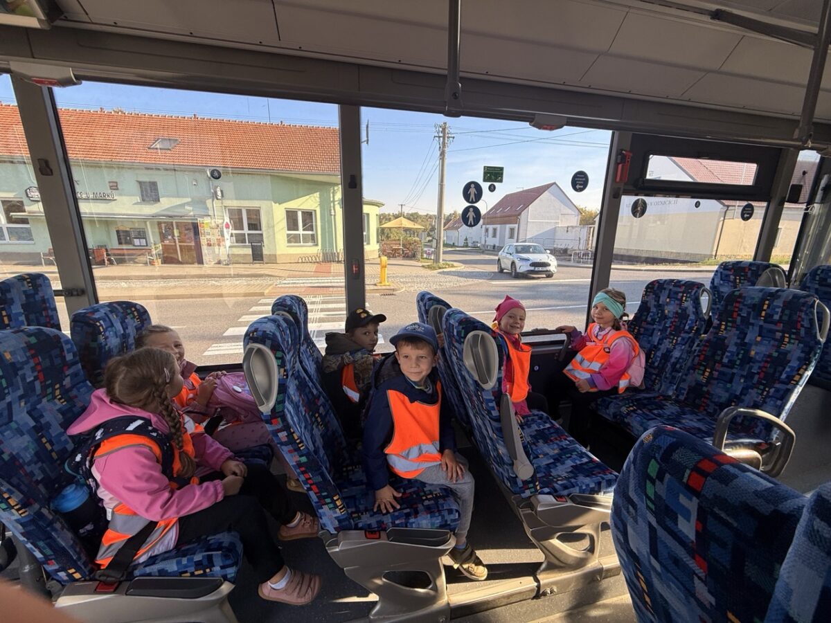 Děti jedou autobusem