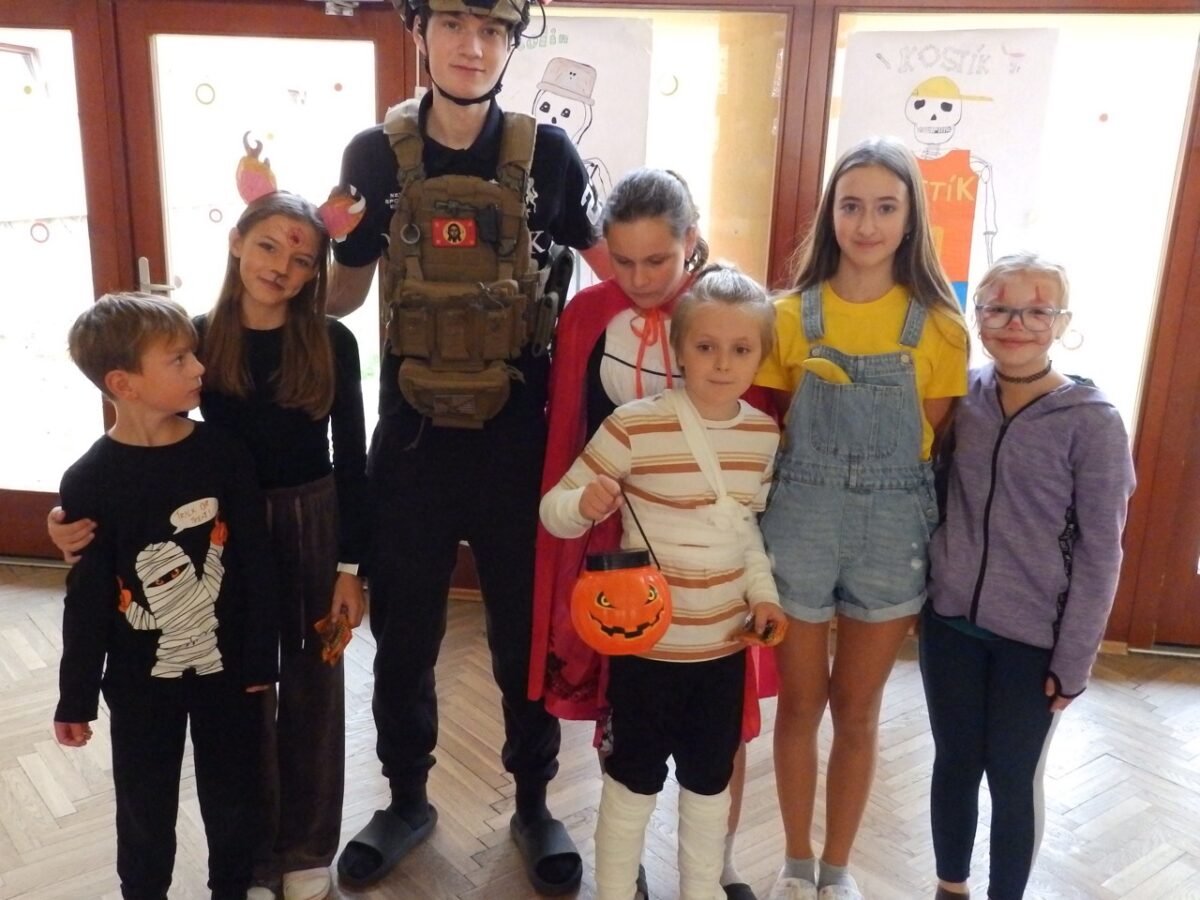 Žáci v halloweenských kostýmech
