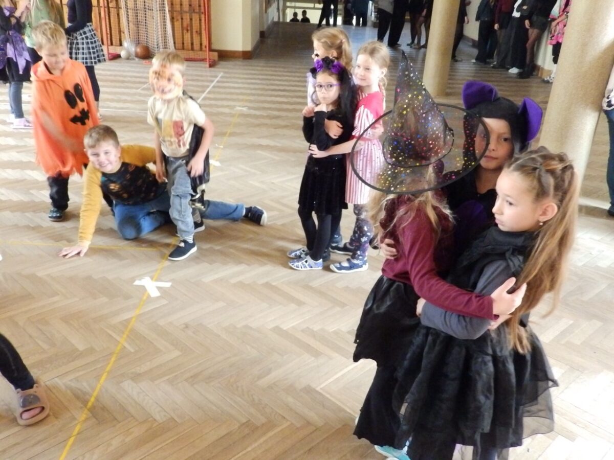 Skupina žáků při oslavě Halloweenu