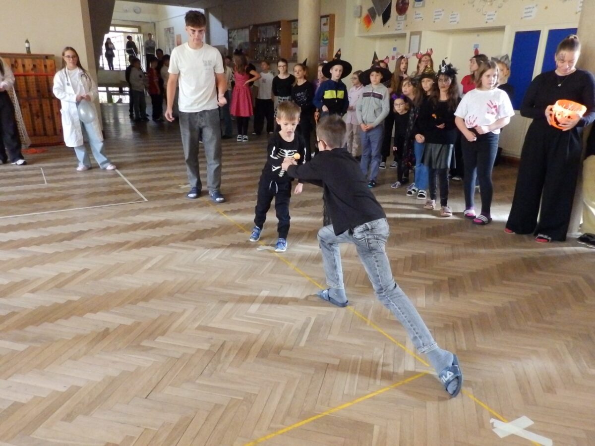 Žáci plní halloweenské úkoly