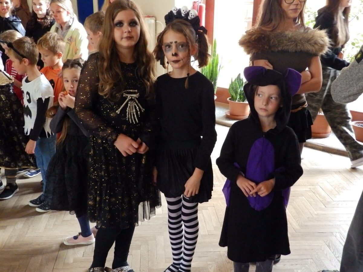 Žákyně 1. stupně v halloweenských kostýmech
