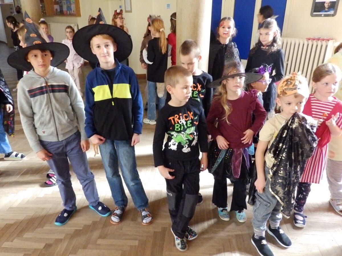 Žáci 1. stupně v halloweenských kostýmech