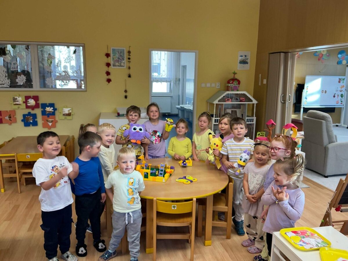 děti z MŠ na společné fotografii