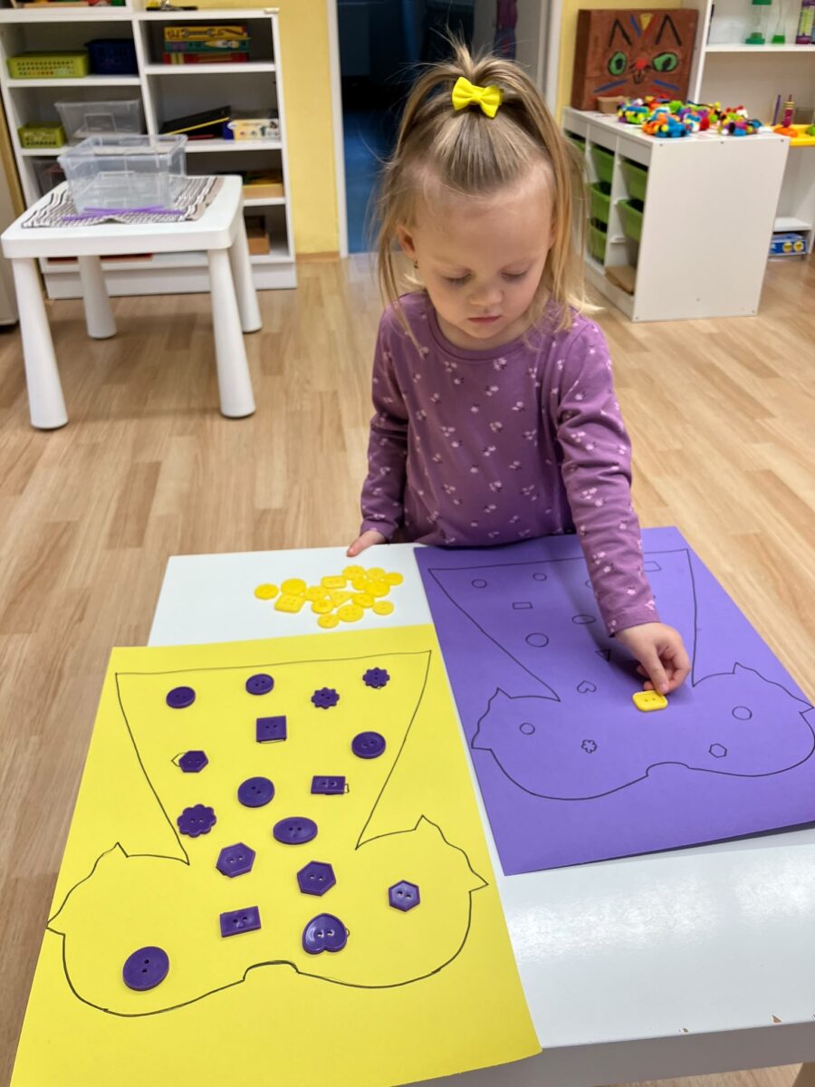 holčička přiřazuje knoflíky podle vzoru