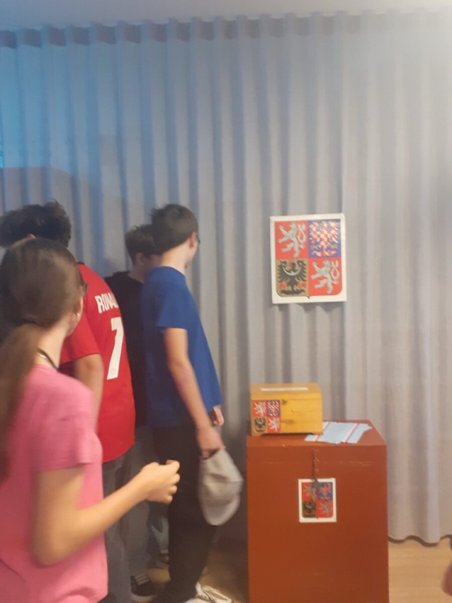 žáci si prohlížejí volební místnost