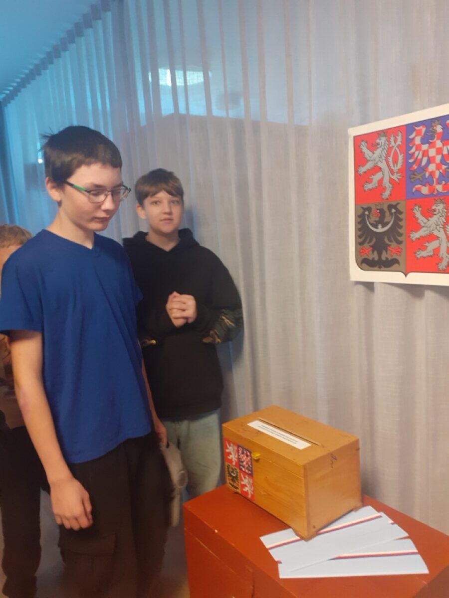 žáci si prohlížejí volební urnu