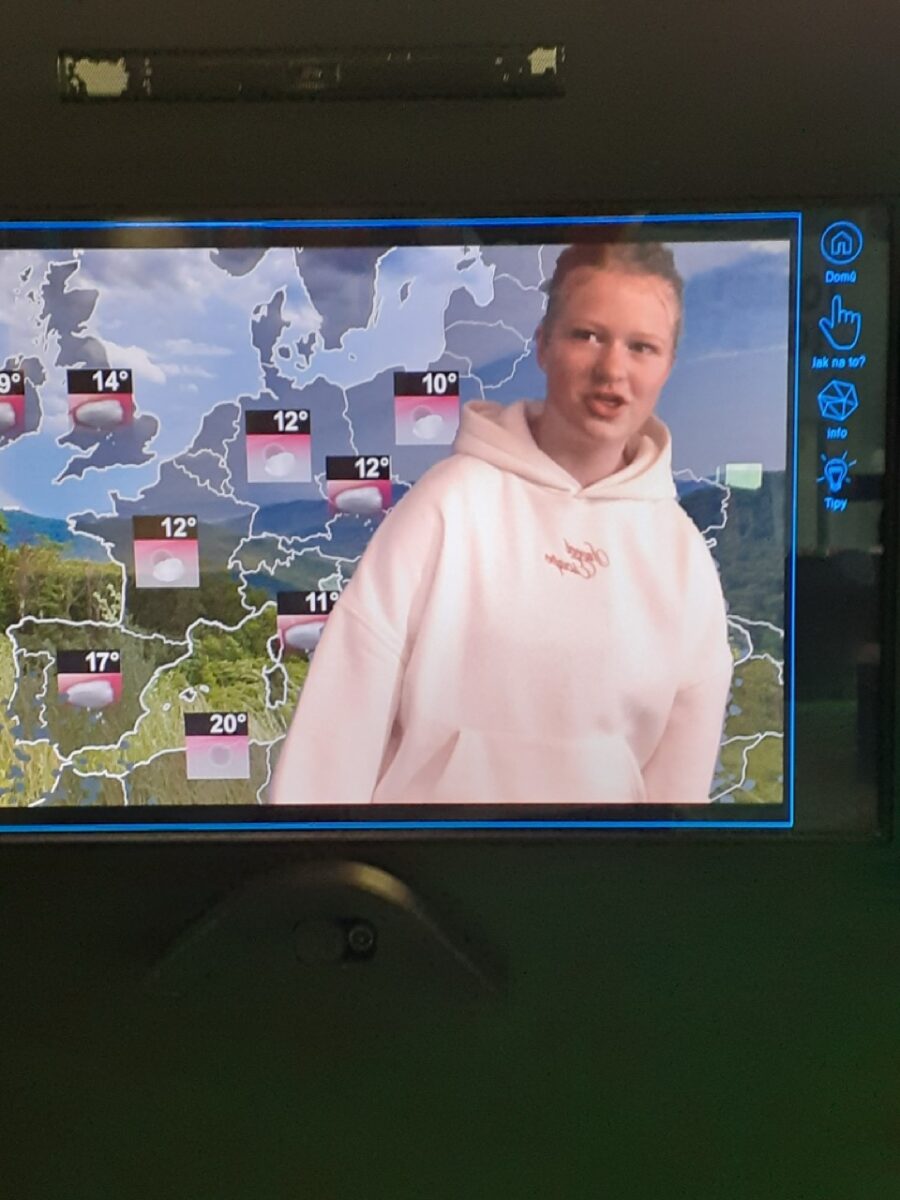 žákyně zkouší předpověď počasí ve studiu